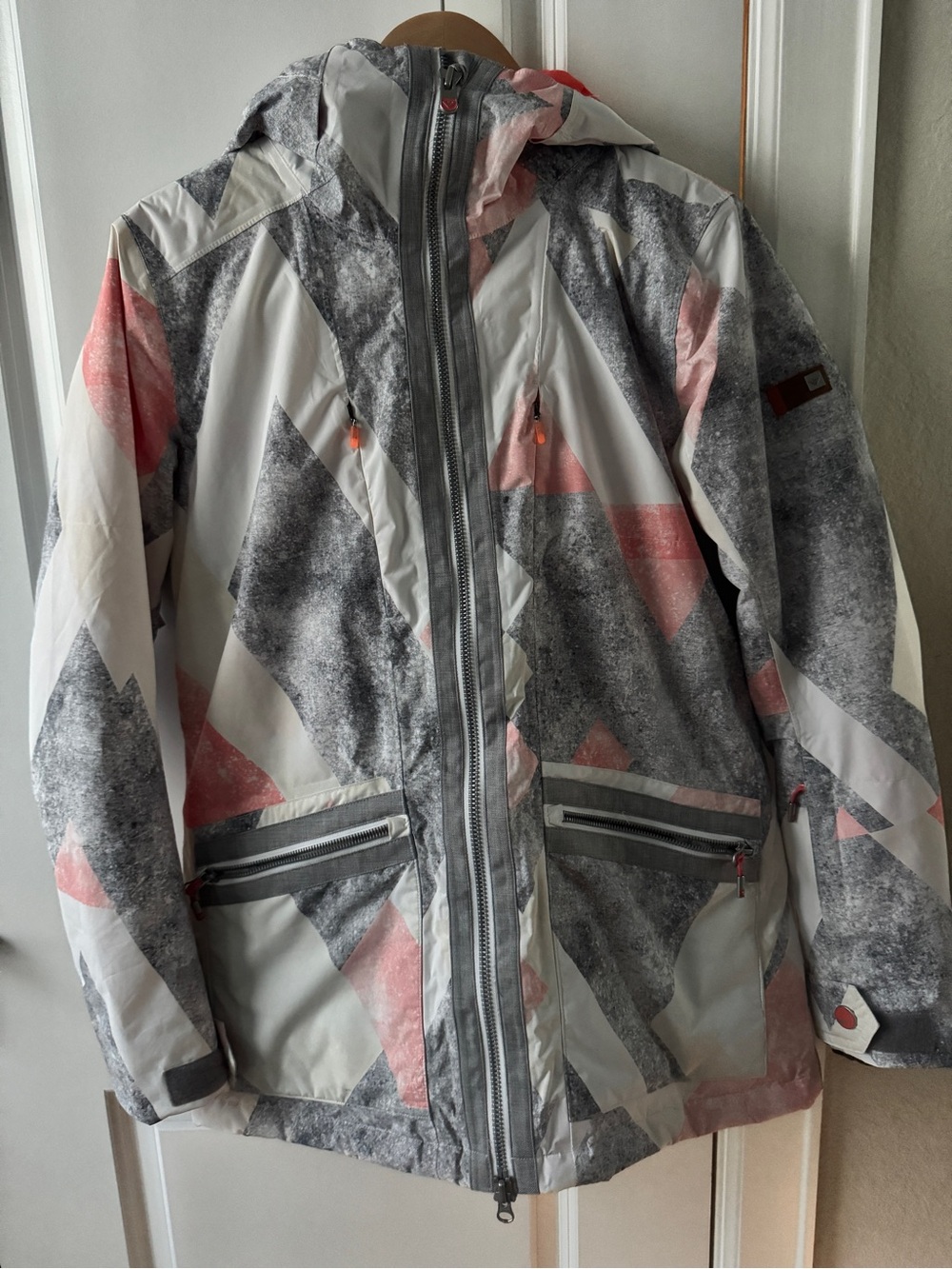 NWOT Roxy DryFlight 15K Ski Snowboard Jacket Women’s Medium Gray Coral Geometric